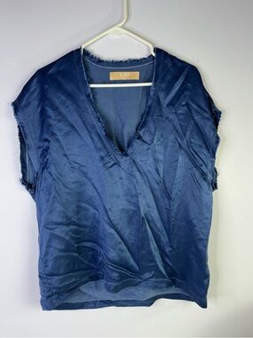 Cali By Cali Dreaming Revolve Womens Satin Raw Hem Top Size M Gray V-Neck Boho